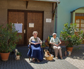 Den Umzug gemütlich vorbeiziehen lassen